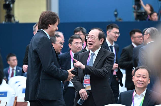 (260717) -- SHANGHAI, July 17, 2026 -- Guests talk with each other before the opening ceremony of the 2026 World AI Conference and High-Level Meeting on Global AI Governance in Shanghai, east China, July 17, 2026. ) CHINA-SHANGHAI-2026 WORLD AI CONFERENCE-OPENING (CN) XiexHuanchi 
