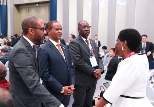 (260717) -- SHANGHAI, July 17, 2026 -- Guests talk with each other before the opening ceremony of the 2026 World AI Conference and High-Level Meeting on Global AI Governance in Shanghai, east China, July 17, 2026. ) CHINA-SHANGHAI-2026 WORLD AI CONFERENCE-OPENING (CN) HuangxJingwen 