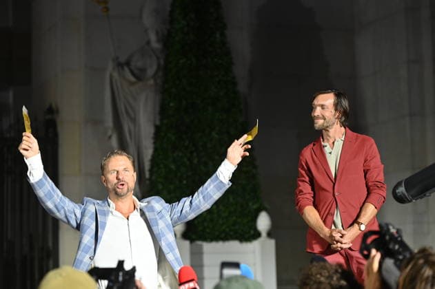 RECORD DATE NOT STATED Philipp Hochmair, Christoph Luser, Jedermann, Fotoprobe, Salzburger Festspiele, Domplatz, Salzburg, 2026, Manfred Siebinger *** Philipp Hochmair, Christoph Luser, *Jedermann*, photo rehearsal, Salzburg Festival, Domplatz, Salzburg, 2026, Manfred Siebinger