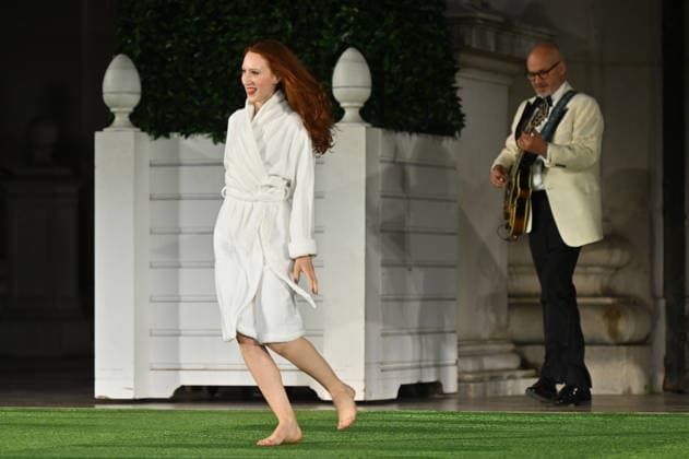 RECORD DATE NOT STATED Roxane Duran, Buhlschaft, Jedermann, Fotoprobe, Salzburger Festspiele, Domplatz, Salzburg, 2026, Manfred Siebinger *** Roxane Duran, Buhlschaft, *Jedermann*, photo rehearsal, Salzburg Festival, Domplatz, Salzburg, 2026, Manfred Siebinger