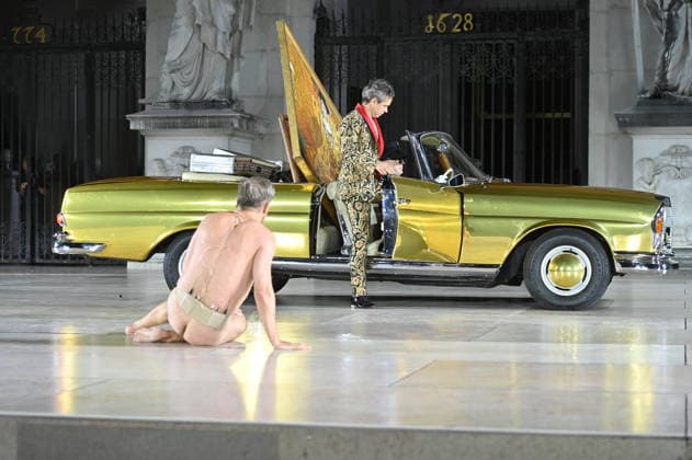 RECORD DATE NOT STATED Philipp Hochmair, Jedermann, nackt, Kristof van Boven, MAmmon, Fotoprobe, Salzburger Festspiele, Domplatz, Salzburg, 2026, Manfred Siebinger *** Philipp Hochmair, *Jedermann*, nude, Kristof van Boven, *Mammon*, photo rehearsal, Salzburg Festival, Domplatz, Salzburg, 2026, Manfred Siebinger