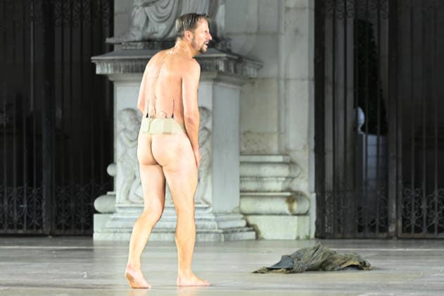 RECORD DATE NOT STATED Philipp Hochmair, Jedermann, nackt, Fotoprobe, Salzburger Festspiele, Domplatz, Salzburg, 2026, Manfred Siebinger *** Philipp Hochmair, *Jedermann*, nude, photo shoot, Salzburg Festival, Domplatz, Salzburg, 2026, Manfred Siebinger