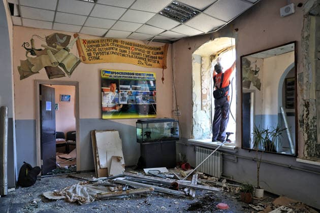 News Themen der Woche KW29 RECORD DATE NOT STATED Russian Missile Strike Damages Maritime College Building - Odesa A worker carries out cleanup work following a Russian missile strike on the Odesa Vocational College of Maritime and Railway Transport in Odesa, Ukraine, on July 16, 2026. The attack shattered windows and damaged the roof and ceilings of the educational institution Photo by Nina Liashonok Ukrinform ABACAPRESS.COM Odesa Ukraine  Copyright: xLyashonokxNina Ukrinform ABACAx