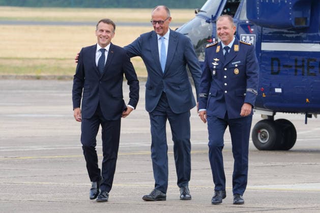News Themen der Woche KW29 Deutsch-Franzoesischen Verteidigungsrat und Sicherheitsrat in Noervenich Bundeskanzler Friedrich Merz gemeinsam mit dem franzoesischen Staatspraesidenten Emmanuel Macron und Kommodore Rene Diegeler bei der Ankunft beim Taktischen Luftwaffengeschwader 31 auf dem Luftwaffenstuetzunk in Noervenich, Noervenich, 17.07.2026 Noervenich NRW Deutschland *** German-French Defense Council and Security Council in Noervenich: Federal Chancellor Friedrich Merz, together with French President Emmanuel Macron and Commodore Rene Diegeler, upon arrival at Tactical Air Force Squadron 31 at the Noervenich Air Force Base, Noervenich, July 17, 2026, Noervenich, North Rhine-Westphalia, Germany