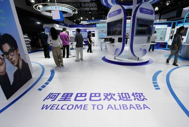 2026 WAIC Held in Shanghai SHANGHAI, CHINA - JULY 17, 2026 - The audience visited the Alibaba booth at the 2026 World Artificial Intelligence Conference in Shanghai, China on July 17, 2026. Shanghai Shanghai China  Copyright: xCFOTOx i1784302542861