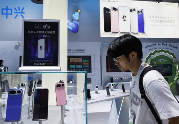 2026 WAIC Held in Shanghai SHANGHAI, CHINA - JULY 17, 2026 - Audiences watched the AI Doubao mobile phone launched by ZTE and ByteDance at the 2026 World Artificial Intelligence Conference, Shanghai, China, on July 17, 2026. Shanghai Shanghai China  Copyright: xCFOTOx i1784302544268