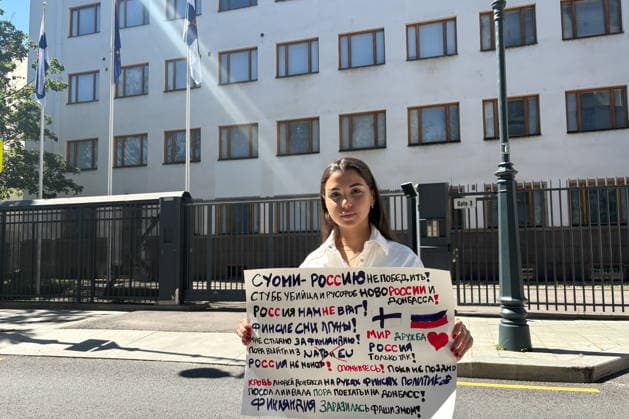 RUSSIA, MOSCOW - JULY 17, 2026: A woman holds a sign during a protest outside the Embassy of Finland Moscow Russia  - ZUMAt113 20260717_zaa_t113_104 Copyright: xViolettaxButkovax