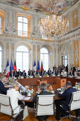 26. Deutsch-Franzoesischer Ministerrat in Bruehl Auftaktfotos der Plenarsitzung mit Teilnehmenden Ministerinnen und Minister aus Deutschland und Frankreich zu Beginn des Deutsch-Franzoesichen Ministerrat 2026 im Gardensaal des Schloss Augustusburg, Bruehl, 17.07.2026 Bruehl NRW Deutschland *** 26th Franco-German Ministerial Council in Brühl: Opening photos of the plenary session featuring participating ministers from Germany and France at the start of the 2026 Franco-German Ministerial Council in the Garden Hall of Augustusburg Palace, Brühl, North Rhine-Westphalia, Germany, July 17, 2026