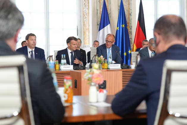26. Deutsch-Franzoesischer Ministerrat in Bruehl Bundeskanzler Friedrich Merz bei der Eroeffnung der Plenarsitzung mit Ministerinnen und Minister aus Deutschland und Frankreich zu Beginn des Deutsch-Franzoesichen Ministerrat 2026 im Gardensaal des Schloss Augustusburg, Bruehl, 17.07.2026 Bruehl NRW Deutschland *** 26th German-French Ministerial Council in Brühl: Federal Chancellor Friedrich Merz at the opening of the plenary session with ministers from Germany and France at the start of the 2026 German-French Ministerial Council in the Garden Hall of Augustusburg Palace, Brühl, North Rhine-Westphalia, Germany, July 17, 2026