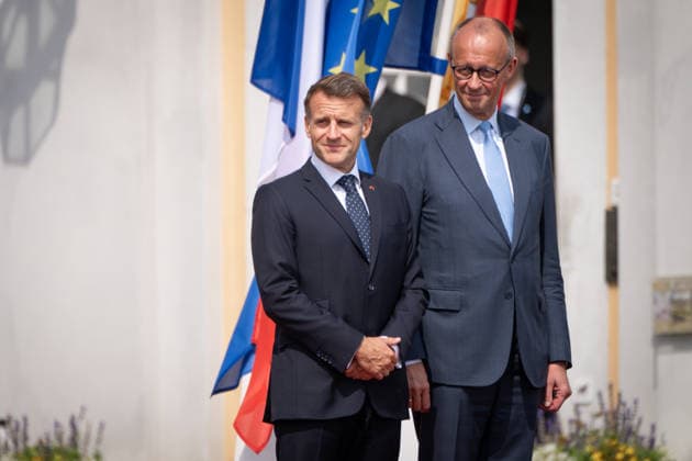 26. Deutsch-Franzoesischen Ministerrat auf Schloss Augustusburg Emmanuel Macron Praesidenten der Franzoesischen Republik, bei der Begruessung durch den Bundeskanzler Friedrich Merz mit militärischen Ehren auf Schloss Augustusburg, Bruehl, 17.07.2026 Bruehl *** July 17, 2026: German-French Ministerial Council at Augustusburg Palace; Emmanuel Macron, President of the French Republic, is welcomed with military honors by Federal Chancellor Friedrich Merz at Augustusburg Palace, Brühl, Brühl