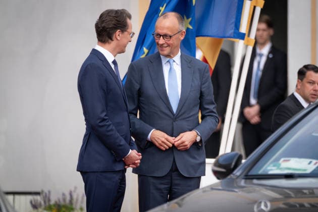 26. Deutsch-Franzoesischen Ministerrat auf Schloss Augustusburg Hendrik Wuest, Ministerpraesidenten des Landes Nordrhein-Westfalen bei der Begruessung des Bundeskanzlers Friedrich Merz auf Schloss Augustusburg, Bruehl, 17.07.2026 Bruehl *** 26 German-French Ministerial Council at Augustusburg Castle: Hendrik Wuest, Minister-President of North Rhine-Westphalia, welcoming Federal Chancellor Friedrich Merz at Augustusburg Castle, Brühl, July 17, 2026, Brühl