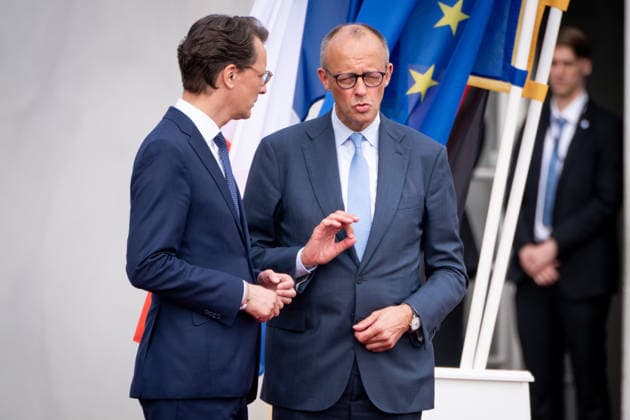 26. Deutsch-Franzoesischen Ministerrat auf Schloss Augustusburg Hendrik Wuest, Ministerpraesidenten des Landes Nordrhein-Westfalen bei der Begruessung des Bundeskanzlers Friedrich Merz auf Schloss Augustusburg, Bruehl, 17.07.2026 Bruehl *** 26 German-French Ministerial Council at Augustusburg Castle: Hendrik Wuest, Minister-President of North Rhine-Westphalia, welcoming Federal Chancellor Friedrich Merz at Augustusburg Castle, Brühl, July 17, 2026, Brühl