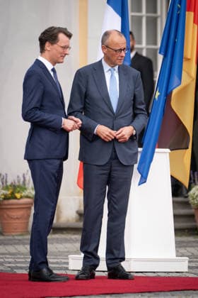 26. Deutsch-Franzoesischen Ministerrat auf Schloss Augustusburg Hendrik Wuest, Ministerpraesidenten des Landes Nordrhein-Westfalen bei der Begruessung des Bundeskanzlers Friedrich Merz auf Schloss Augustusburg, Bruehl, 17.07.2026 Bruehl *** 26 German-French Ministerial Council at Augustusburg Castle: Hendrik Wuest, Minister-President of North Rhine-Westphalia, welcoming Federal Chancellor Friedrich Merz at Augustusburg Castle, Brühl, July 17, 2026, Brühl