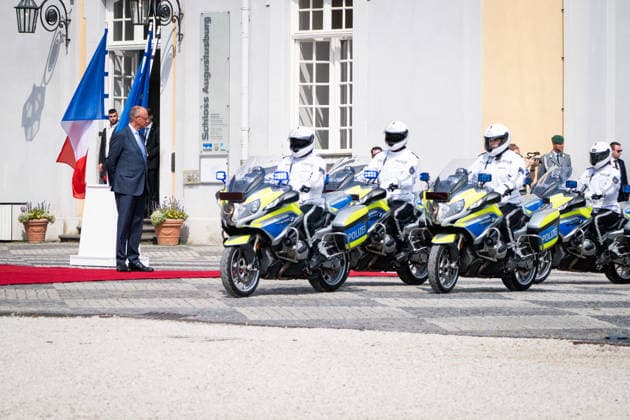 26. Deutsch-Franzoesischen Ministerrat auf Schloss Augustusburg Bundeskanzler Friedrich Merz wartet auf den Praesidenten der Franzoesischen Republik, zum 26. Deutsch-Französischen Ministerrats auf Schloss Augustusburg, Bruehl, 17.07.2026 Bruehl *** 26th German-French Ministerial Council at Augustusburg Palace: German Chancellor Friedrich Merz awaits the President of the French Republic for the 26th German-French Ministerial Council at Augustusburg Palace, Brühl, July 17, 2026, Brühl