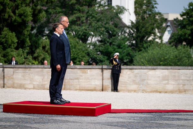 26. Deutsch-Franzoesischen Ministerrat auf Schloss Augustusburg Militaerische Ehren zur Begruessung von Emmanuel Macron Praesidenten der Franzoesischen Republik, durch den Bundeskanzler Friedrich Merz im Rahmen des 26. Deutsch-Französischen Ministerrats auf Schloss Augustusburg, Bruehl, 17.07.2026 Bruehl *** 26th German-French Ministerial Council at Augustusburg Palace: Military honors to welcome Emmanuel Macron, President of the French Republic, presented by Federal Chancellor Friedrich Merz as part of the 26th German-French Ministerial Council at Augustusburg Palace, Brühl, July 17, 2026 Brühl