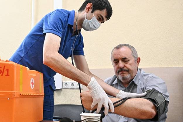 Russia Politician Nadezhdin Arrest 9206910 17.07.2026 Russian politician Boris Nadezhdin, who is charged with displaying extremist symbols, an administrative offence punishable by a fine or up to 15 days in jail and one that could bar him from running in September s parliamentary elections, receives medical attention at the City Court of Dolgoprudny in Moscow Region, Russia. The charges stem from a 2023 online interview, in which he displayed a picture of opposition leader Alexei Navalny. Nadezhdin, known for opposing Russia s military operation in Ukraine, was detained earlier on July 13, days after being designated a foreign agent by authorities. Sergey Bobylev Sputnik Dolgoprudnyi Moscow region Russia  Copyright: xSergeyxBobylevx