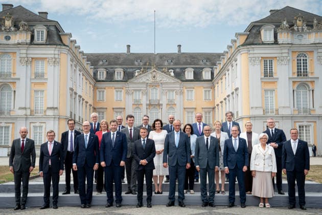 26. Deutsch-Franzoesischen Ministerrat auf Schloss Augustusburg Bundeskanzler Friedrich Merz gemeinsam mit Emmanuel Macron Praesidenten der Franzoesischen Republik, und ihrem Kabinett beim Familienfoto im Rahmen des 26. Deutsch-Französischen Ministerrats auf Schloss Augustusburg, Bruehl, 17.07.2026 Bruehl Nordrhein-Westfalen Deutschland *** 26th German-French Ministerial Council at Augustusburg Palace: German Chancellor Friedrich Merz, together with Emmanuel Macron, President of the French Republic, and his cabinet, pose for a group photo during the 26th German-French Ministerial Council at Augustusburg Palace, Brühl, July 17, 2026, Brühl, North Rhine-Westphalia, Germany