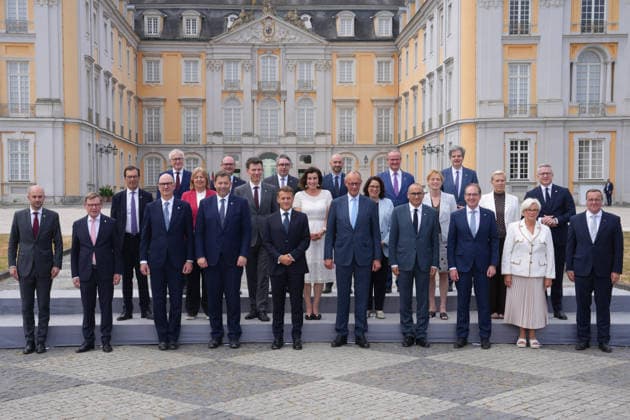 26. Deutsch-Franzoesischer Ministerrat in Bruehl Familienfoto von Bundeskanzler Friedrich Merz mit dem franzoesischen Staatspraesidenten Macron und allen teilnehmenden Ministerinnen und Minister aus Deutschland und Frankreich beim Deutsch-Franzoesischen Ministerrat auf Schloss Augustusburg, Bruehl, 17.07.2026 Bruehl NRW Deutschland *** 26th German-French Ministerial Council in Brühl: Family photo of German Chancellor Friedrich Merz with French President Macron and all participating ministers from Germany and France at the German-French Ministerial Council at Augustusburg Palace, Brühl, North Rhine-Westphalia, Germany, July 17, 2026