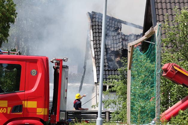 STOCKHOLM, SVERIGE 20260717 Brand i Jakobsberg som drabbat tva villor och även ett garage brinner. Förutom att biträda räddningstjänsten arbetar polisen just nu med att samla in information om bland annat förloppet. STOCKHOLM SVERIGE x11900x *** STOCKHOLM, SWEDEN 20260717 A fire in Jakobsberg has affected two single-family homes, and a garage is also on fire. In addition to assisting the fire department, the police are currently working to gather information about, among other things, the sequence of events. STOCKHOLM, SWEDEN x11900x  Copyright: xPärxBäckström TT TTx VILLABRAND I JAKOBSBERG nomBMiuRdBo