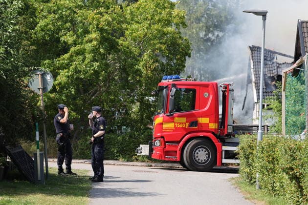 STOCKHOLM, SVERIGE 20260717 Brand i Jakobsberg som drabbat tva villor och även ett garage brinner. Förutom att biträda räddningstjänsten arbetar polisen just nu med att samla in information om bland annat förloppet. STOCKHOLM SVERIGE x11900x *** STOCKHOLM, SWEDEN 20260717 A fire in Jakobsberg has affected two single-family homes, and a garage is also on fire. In addition to assisting the fire department, the police are currently working to gather information about, among other things, the sequence of events. STOCKHOLM, SWEDEN x11900x  Copyright: xPärxBäckström TT TTx VILLABRAND I JAKOBSBERG x0cISlIlmNI