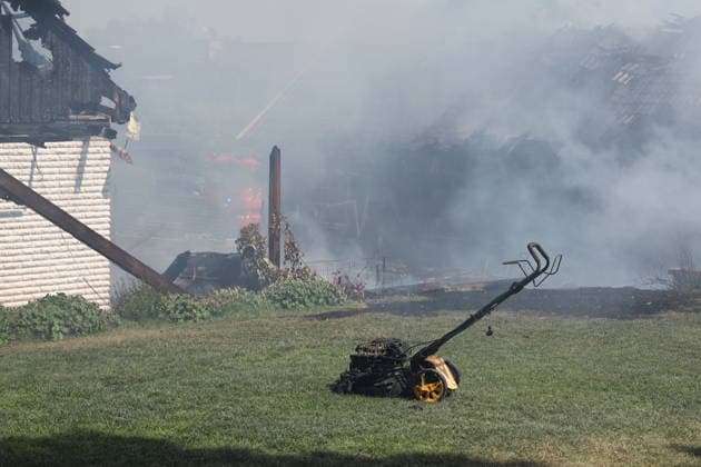 STOCKHOLM, SVERIGE 20260717 Brand i Jakobsberg som drabbat tva villor och även ett garage brinner. Förutom att biträda räddningstjänsten arbetar polisen just nu med att samla in information om bland annat förloppet. STOCKHOLM SVERIGE x11900x *** STOCKHOLM, SWEDEN 20260717 A fire in Jakobsberg has affected two single-family homes, and a garage is also on fire. In addition to assisting the fire department, the police are currently working to gather information about, among other things, the sequence of events. STOCKHOLM, SWEDEN x11900x  Copyright: xPärxBäckström TT TTx VILLABRAND I JAKOBSBERG Byo9-WSx2O4