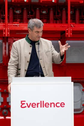Augsburg, Bavaria, Germany - July 17, 2026: Company visit to Everllence SE at its Augsburg facility. Everllence (formerly MAN Energy Solutions) develops, among other things, large engines, large heat pumps, and technologies for hydrogen and ammonia applications. Dr. Markus Söder (Minister-President of Bavaria, CSU) delivers a speech *** Unternehmensbesuch bei Everllence SE am Unternehmensstandort in Augsburg. Everllence (ehemals MAN Energy Solutions) entwickelt unter anderem Großmotoren, Großwärmepumpen sowie Technologien für Wasserstoff- und Ammoniakanwendungen. Dr. Markus Söder (Ministerpräsident Bayern, CSU) hält eine Rede