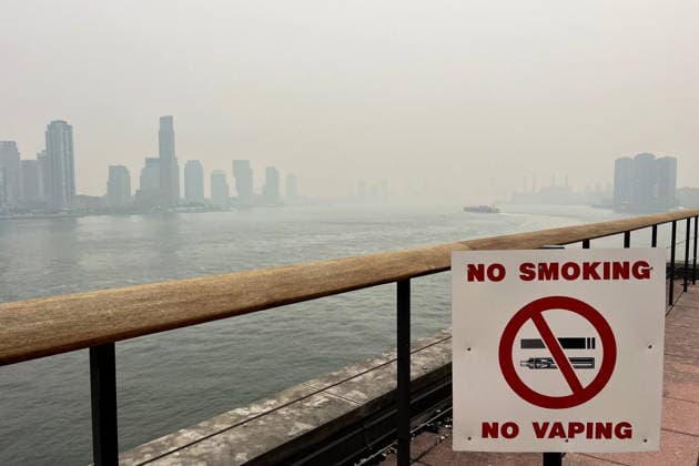 July 17, 2026, New York, New York, USA: Smog hangs over the East River amid smoke coming from wildfires raging in Canada. New York City USA  - ZUMAt113 20260717_zaa_t113_061 Copyright: xDenisxAkishevx