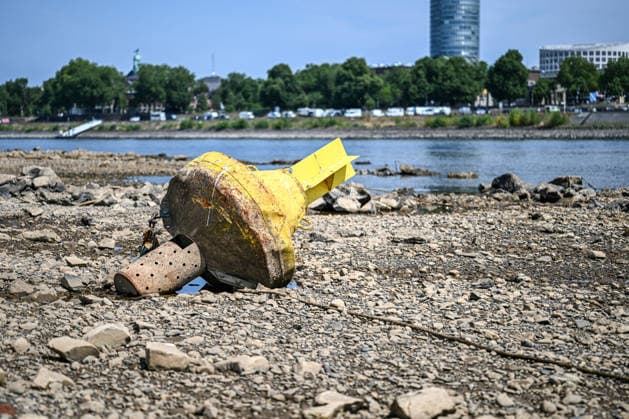 Dürre zeigt Folgen Rhein führt kaum noch Wasser, Sandbänk, Eine Boje, die normalerweise im Wasser schwimmt, liegt auf dem trockengefallenen Grund und macht das Ausmaß des Niedrigwassers besonders eindrucksvoll sichtbar. Der Rhein führt aufgrund anhaltender Trockenheit und ausbleibender Niederschläge außergewöhnlich wenig Wasser. Große Teile des Flussbetts sind bei Düsseldorf freigelegt, Sand- und Kiesflächen treten deutlich hervor. Das Niedrigwasser beeinträchtigt die Schifffahrt und verdeutlicht die Auswirkungen der langanhaltenden Trockenperiode. Düsseldorf Nordrhein-Westfalen Deutschland Düsseldorf *** Drought Takes Its Toll: The Rhine Is Barely Carrying Any Water; Sandbank, A buoy that normally floats in the water now Copyright: x xonw-imagesx xPhilippxAndrÃ x
