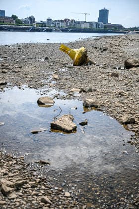Dürre zeigt Folgen Rhein führt kaum noch Wasser, Sandbänk, Eine Boje, die normalerweise im Wasser schwimmt, liegt auf dem trockengefallenen Grund und macht das Ausmaß des Niedrigwassers besonders eindrucksvoll sichtbar. Der Rhein führt aufgrund anhaltender Trockenheit und ausbleibender Niederschläge außergewöhnlich wenig Wasser. Große Teile des Flussbetts sind bei Düsseldorf freigelegt, Sand- und Kiesflächen treten deutlich hervor. Das Niedrigwasser beeinträchtigt die Schifffahrt und verdeutlicht die Auswirkungen der langanhaltenden Trockenperiode. Düsseldorf Nordrhein-Westfalen Deutschland Düsseldorf *** Drought Takes Its Toll: The Rhine Is Barely Carrying Any Water; Sandbank, A buoy that normally floats in the water now Copyright: x xonw-imagesx xPhilippxAndrÃ x