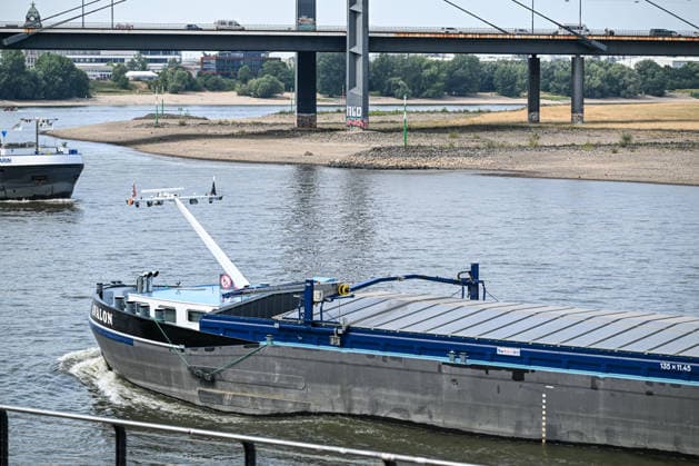 Dürre zeigt Folgen Rhein führt kaum noch Wasser, Sandbänk, Der Rhein führt aufgrund anhaltender Trockenheit und ausbleibender Niederschläge außergewöhnlich wenig Wasser. Große Teile des Flussbetts sind bei Düsseldorf freigelegt, Sand- und Kiesflächen treten deutlich hervor. Das Niedrigwasser beeinträchtigt die Schifffahrt und verdeutlicht die Auswirkungen der langanhaltenden Trockenperiode. Düsseldorf Nordrhein-Westfalen Deutschland Düsseldorf *** Drought Takes Its Toll: The Rhine Is Running Almost Dry, Sandbanks, Due to the ongoing drought and lack of rainfall, the Rhine is carrying an exceptionally low volume of water. Large sections of the riverbed near Düsseldorf are exposed, with areas of sand and gravel clearly visibl Copyright: x xonw-imagesx xPhilippxAndrÃ x