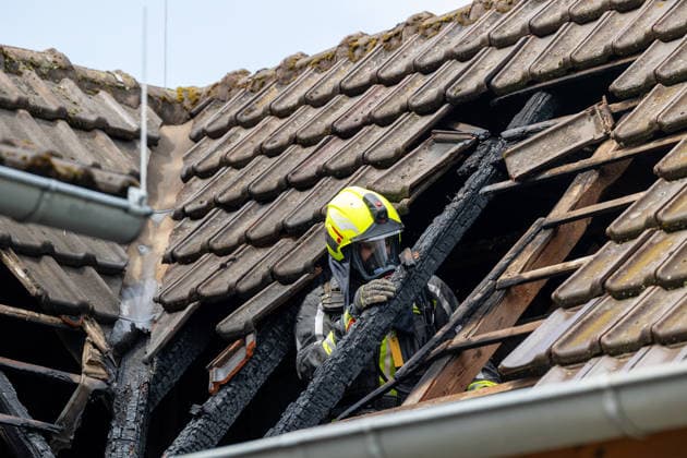 Brand im Dachbereich einer Grundschule in Gondsroth Bauarbeiten lösen Feuer aus Feuerwehr öffnet Dach für Glutnester Am 17.07.2026 brach gegen 11.15 Uhr im hessischen Hasselroth-Gondsroth ein Brand im Dachbereich des Nebengebäudes der Alten Dorfschule aus, verursacht durch Bauarbeiten. Die Feuerwehr Hasselroth brachte das Feuer mit allen drei Ortsteilen sowie einer Drehleiter der Feuerwehr Freigericht schnell unter Kontrolle. Um Glutnester zu löschen, öffneten die Einsatzkräfte das Dach. Verletzt wurde niemand, da wegen der hessischen Sommerferien keine Schülerinnen, Schüler oder Lehrkräfte vor Ort waren. Alte Dorfschule Hessen Deutschland *** Fire in the Roof Area of an Elementary School in Gondsroth; Construction Work S