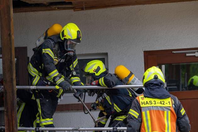 Brand im Dachbereich einer Grundschule in Gondsroth Bauarbeiten lösen Feuer aus Feuerwehr öffnet Dach für Glutnester Am 17.07.2026 brach gegen 11.15 Uhr im hessischen Hasselroth-Gondsroth ein Brand im Dachbereich des Nebengebäudes der Alten Dorfschule aus, verursacht durch Bauarbeiten. Die Feuerwehr Hasselroth brachte das Feuer mit allen drei Ortsteilen sowie einer Drehleiter der Feuerwehr Freigericht schnell unter Kontrolle. Um Glutnester zu löschen, öffneten die Einsatzkräfte das Dach. Verletzt wurde niemand, da wegen der hessischen Sommerferien keine Schülerinnen, Schüler oder Lehrkräfte vor Ort waren. Alte Dorfschule Hessen Deutschland *** Fire in the Roof Area of an Elementary School in Gondsroth; Construction Work S