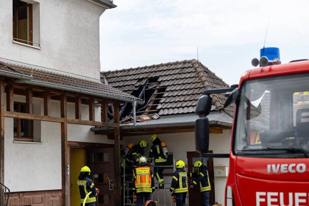 Brand im Dachbereich einer Grundschule in Gondsroth Bauarbeiten lösen Feuer aus Feuerwehr öffnet Dach für Glutnester Am 17.07.2026 brach gegen 11.15 Uhr im hessischen Hasselroth-Gondsroth ein Brand im Dachbereich des Nebengebäudes der Alten Dorfschule aus, verursacht durch Bauarbeiten. Die Feuerwehr Hasselroth brachte das Feuer mit allen drei Ortsteilen sowie einer Drehleiter der Feuerwehr Freigericht schnell unter Kontrolle. Um Glutnester zu löschen, öffneten die Einsatzkräfte das Dach. Verletzt wurde niemand, da wegen der hessischen Sommerferien keine Schülerinnen, Schüler oder Lehrkräfte vor Ort waren. Alte Dorfschule Hessen Deutschland *** Fire in the Roof Area of an Elementary School in Gondsroth; Construction Work S
