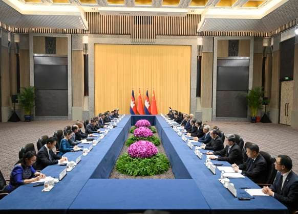 (260717) -- SHANGHAI, July 17, 2026 -- Chinese President Xi Jinping meets with Cambodian Prime Minister Hun Manet in Shanghai, east China, July 17, 2026. Hun Manet is here to attend the 2026 World Artificial Intelligence Conference and High-Level Meeting on Global AI Governance in Shanghai and on his working visit to China. ) CHINA-SHANGHAI-XI JINPING-CAMBODIAN PM-MEETING (CN) YanxYan 