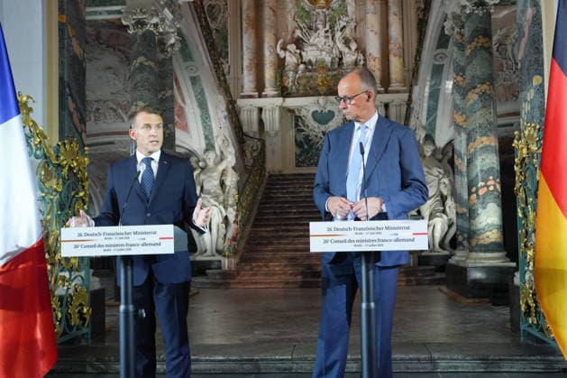 Pressekonferent nach dem 26. Deutsch-Franzoesischer Ministerrat Bundeskanzler Friedrich Merz gemeinsam mit dem franzoesischen Staatspraesident Emmanuel Macron bei der Pressekonferenz nach dem Deutsch-Franzoesischen Ministerrat in Schloss Augustusburg , Bruehl, 17.07.2026 Bruehl NRW Deutschland *** Press Conference Following the 26th Franco-German Ministerial Council: German Chancellor Friedrich Merz alongside French President Emmanuel Macron at the press conference following the Franco-German Ministerial Council at Augustusburg Palace, Brühl, July 17, 2026, Brühl, North Rhine-Westphalia, Germany