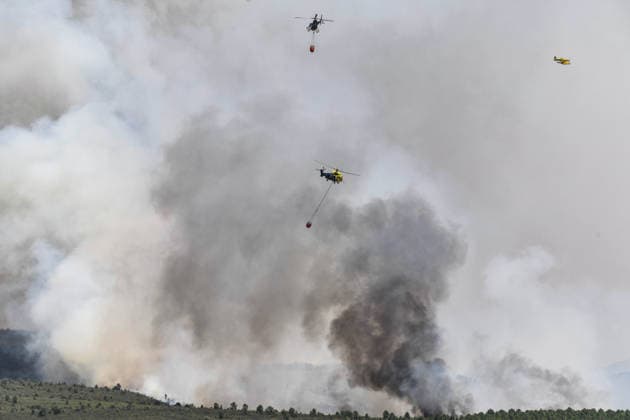 Four More Towns Evacuated Due to the La Mierla Fire, Which Has Reached the Heart of the Sierra Norte Natural Park. Aerial resources are working to extinguish the fire, as of July 17, 2026, in La Mierla, Guadalajara, Castilla-La Mancha, Spain. The spread of the fire that broke out on Thursday, July 16, in the town of La Mierla in Guadalajara has led the Government of Castilla-La Mancha to order the evacuation of the towns of Almiruete, Palancares, Semillas, and La Nava de Jadraque. JULY 17, 2026 Rafael Martí La Mierla, Guadalajara, Castile La Mierla, Guadalajara, Castile, Spain  Copyright: xRafaelxMartinx 7670425