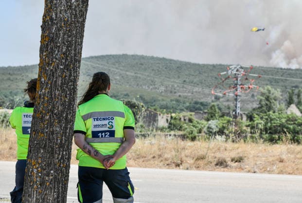Four More Towns Evacuated Due to the La Mierla Fire, Which Has Reached the Heart of the Sierra Norte Natural Park. Aerial resources are working to extinguish the fire, as of July 17, 2026, in La Mierla, Guadalajara, Castilla-La Mancha, Spain. The spread of the fire that broke out on Thursday, July 16, in the town of La Mierla in Guadalajara has led the Government of Castilla-La Mancha to order the evacuation of the towns of Almiruete, Palancares, Semillas, and La Nava de Jadraque. JULY 17, 2026 Rafael Martí La Mierla, Guadalajara, Castile La Mierla, Guadalajara, Castile, Spain  Copyright: xRafaelxMartinx 7670427