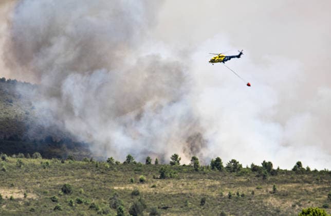 Four More Towns Evacuated Due to the La Mierla Fire, Which Has Reached the Heart of the Sierra Norte Natural Park. Aerial resources are working to extinguish the fire, as of July 17, 2026, in La Mierla, Guadalajara, Castilla-La Mancha, Spain. The spread of the fire that broke out on Thursday, July 16, in the town of La Mierla in Guadalajara has led the Government of Castilla-La Mancha to order the evacuation of the towns of Almiruete, Palancares, Semillas, and La Nava de Jadraque. JULY 17, 2026 Rafael Martí La Mierla, Guadalajara, Castile La Mierla, Guadalajara, Castile, Spain  Copyright: xRafaelxMartinx 7670428
