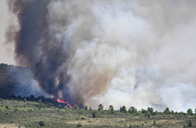 Four More Towns Evacuated Due to the La Mierla Fire, Which Has Reached the Heart of the Sierra Norte Natural Park. Aerial resources are working to extinguish the fire, as of July 17, 2026, in La Mierla, Guadalajara, Castilla-La Mancha, Spain. The spread of the fire that broke out on Thursday, July 16, in the town of La Mierla in Guadalajara has led the Government of Castilla-La Mancha to order the evacuation of the towns of Almiruete, Palancares, Semillas, and La Nava de Jadraque. JULY 17, 2026 Rafael Martí La Mierla, Guadalajara, Castile La Mierla, Guadalajara, Castile, Spain  Copyright: xRafaelxMartinx 7670429