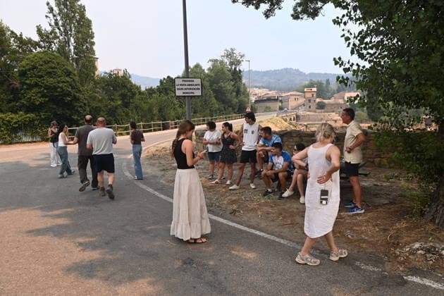 The Orés forest fire in Zaragoza remains active, has burned 12,000 hectares, and residents of 5 municipalities remain evacuated. Residents wait on the street for news about the fire, July 17, 2026, in Las Cinco Villas, Zaragoza, Aragon, Spain. The Orés wildfire, in the Las Cinco Villas region of Zaragoza, remains active; it has spread significantly overnight, with an area of approximately 12,000 hectares burned, and five municipalities remain evacuated. Operational Situation 2, Level 2, of the Special Civil Protection Plan for Wildfires (PROCINFO) has been activated, and in addition to the towns of Orés, Asín, Luesia, Malpica de Arba, and Uncastillo remain evacuated, several roads remain closed. JULY 17, 2026 Ramó Las Cinco Villas, Zaragoz  Copyright: xRamonxCometx 7670447