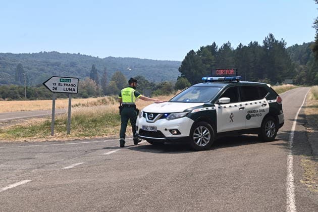 The Orés forest fire in Zaragoza remains active, has burned 12,000 hectares, and residents of 5 municipalities remain evacuated. The Civil Guard has closed the road, as of July 17, 2026, in Las Cinco Villas, Zaragoza, Aragon, Spain. The Orés wildfire, in the Las Cinco Villas region of Zaragoza, remains active; it has spread significantly overnight, with an area of approximately 12,000 hectares burned, and five municipalities remain evacuated. Operational Situation 2, Level 2, of the Special Civil Protection Plan for Forest Fires (PROCINFO) has been activated, and in addition to the towns of Orés, Asín, Luesia, Malpica de Arba, and Uncastillo remain evacuated, several roads remain closed. JULY 17, 2026 Ramó Las Cinco Villas, Zaragoza, Arago  Copyright: xRamonxCometx 7670448