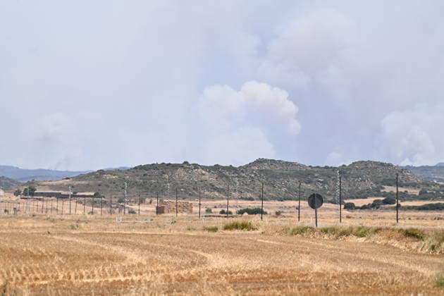 The Orés forest fire in Zaragoza remains active, has burned 12,000 hectares, and residents of 5 municipalities remain evacuated. Smoke from the fire, as of July 17, 2026, in Las Cinco Villas, Zaragoza, Aragon, Spain. The Orés wildfire, in the Las Cinco Villas region of Zaragoza, remains active; it has spread significantly overnight, with an area of approximately 12,000 hectares burned, and five municipalities remain evacuated. Operational Situation 2, Level 2, of the Special Civil Protection Plan for Forest Fires (PROCINFO) has been activated, and in addition to the towns of Orés, Asín, Luesia, Malpica de Arba, and Uncastillo remain evacuated, several roads remain closed. JULY 17, 2026 Ramó Las Cinco Villas, Zaragoza, Aragon Las Cinco Vill  Copyright: xRamonxCometx 7670450