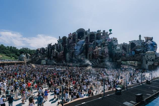 Festival visitors at the Mainstage pictured during the first day of the Tomorrowland electronic music festival, Friday 17 July 2026, in Boom. The first weekend of the 20th edition of the festival takes place at the De Schorre terrain in Boom, from 17 to 19 July.  EMILExWINDAL 181341442