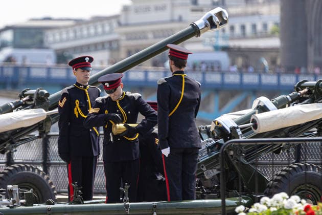 62 Gun Royal Salute for The Queen s Birthday at the Tower of London, London, UK 17 July 2026 Soldiers from the Honourable Artillery Company fire a 62 Gun Royal Salute from Tower Wharf at the Tower of London, London, UK, on 17 July 2026, to mark Her Majesty The Queen s birthday. Three 25-pounder artillery guns fire in turn at ten-second intervals, with white smoke filling the wharf. The Honourable Artillery Company, the oldest regiment in the British Army with origins dating to 1537, has fired gun salutes from the Tower of London since 1924., Credit:Pete Speller Avalon  Copyright: xPetexSpellerx xAvalonx 1117030463