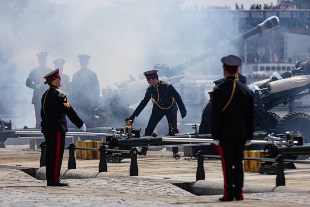 62 Gun Royal Salute for The Queen s Birthday at the Tower of London, London, UK 17 July 2026 Soldiers from the Honourable Artillery Company fire a 62 Gun Royal Salute from Tower Wharf at the Tower of London, London, UK, on 17 July 2026, to mark Her Majesty The Queen s birthday. Three 25-pounder artillery guns fire in turn at ten-second intervals, with white smoke filling the wharf. The Honourable Artillery Company, the oldest regiment in the British Army with origins dating to 1537, has fired gun salutes from the Tower of London since 1924., Credit:Pete Speller Avalon  Copyright: xPetexSpellerx xAvalonx 1117030660