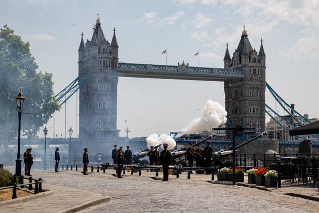 News Themen der Woche KW29 62 Gun Royal Salute for The Queen s Birthday at the Tower of London, London, UK 17 July 2026 Soldiers from the Honourable Artillery Company fire a 62 Gun Royal Salute from Tower Wharf at the Tower of London, London, UK, on 17 July 2026, to mark Her Majesty The Queen s birthday. Three 25-pounder artillery guns fire in turn at ten-second intervals, with white smoke filling the wharf. The Honourable Artillery Company, the oldest regiment in the British Army with origins dating to 1537, has fired gun salutes from the Tower of London since 1924., Credit:Pete Speller Avalon  Copyright: xPetexSpellerx xAvalonx 1117030923