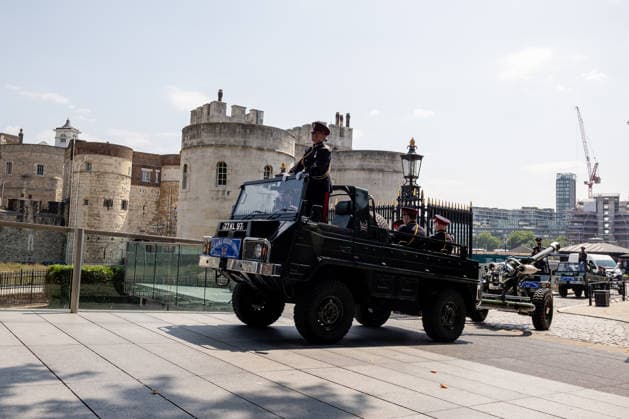 62 Gun Royal Salute for The Queen s Birthday at the Tower of London, London, UK 17 July 2026 Soldiers from the Honourable Artillery Company fire a 62 Gun Royal Salute from Tower Wharf at the Tower of London, London, UK, on 17 July 2026, to mark Her Majesty The Queen s birthday. Three 25-pounder artillery guns fire in turn at ten-second intervals, with white smoke filling the wharf. The Honourable Artillery Company, the oldest regiment in the British Army with origins dating to 1537, has fired gun salutes from the Tower of London since 1924., Credit:Pete Speller Avalon  Copyright: xPetexSpellerx xAvalonx 1117030981