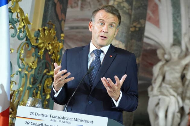 Pressekonferenz nach dem 26. Deutsch-Franzoesischer Ministerrat Staatspraesident Emmanuel Macron im Portrait mit kraftvoller Gestik bei der Pressekonferenz nach dem Deutsch-Franzoesischen Ministerrat , Bruehl, 17.07.2026 Bruehl NRW Deutschland *** Press Conference Following the 26th Franco-German Ministerial Council: A portrait of President Emmanuel Macron, gesturing emphatically, at the press conference following the Franco-German Ministerial Council, Brühl, July 17, 2026, Brühl, North Rhine-Westphalia, Germany