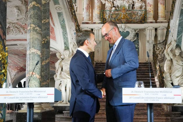 Pressekonferenz nach dem 26. Deutsch-Franzoesischer Ministerrat Bundeskanzler Friedrich Merz schuettelz dem franzoesischen Staatspraesident Emmanuel Macron die Hand nach der Pressekonferenz nach dem Deutsch-Franzoesischen Ministerrat , Bruehl, 17.07.2026 Bruehl NRW Deutschland *** Press conference following the 26th Franco-German Ministerial Council: German Chancellor Friedrich Merz shakes hands with French President Emmanuel Macron after the press conference following the Franco-German Ministerial Council, Brühl, July 17, 2026, Brühl, North Rhine-Westphalia, Germany