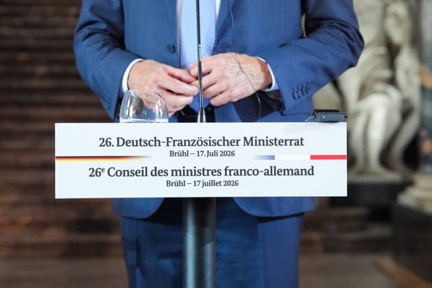 Pressekonferenz nach dem 26. Deutsch-Franzoesischer Ministerrat Schild am Pult von Bundeskanzler Merz bei der Pressekonferenz nach dem Deutsch-Franzoesischen Ministerrat , Bruehl, 17.07.2026 Bruehl NRW Deutschland *** Press Conference Following the 26th German-French Ministerial Council: Sign on Federal Chancellor Merz s podium at the press conference following the German-French Ministerial Council, Brühl, July 17, 2026, Brühl, North Rhine-Westphalia, Germany